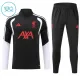 Liverpool Dětský Tréninková Souprava s Mikinou na 1/4 Zip 2026/27 Černá Liverpool Dětský Tréninková Souprava s Mikinou na 1/4 Zip 2026/27 Černá